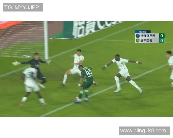 广东队追平中国香港陈伟禁区内巧妙过人后射门得分